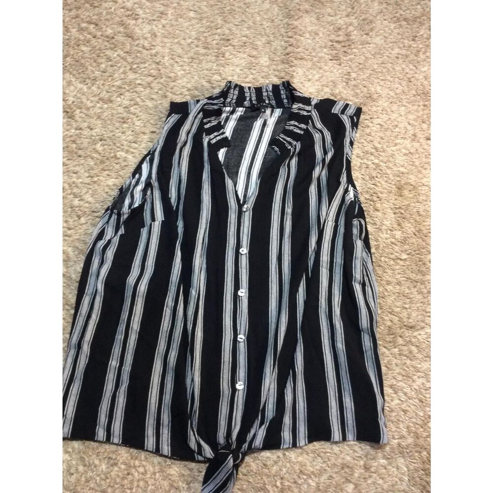 Source-unknown Women's Black and White Blouse